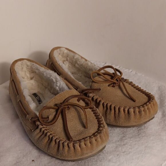Minnetonka Tan Suede Moccasin - Picture 1 of 6